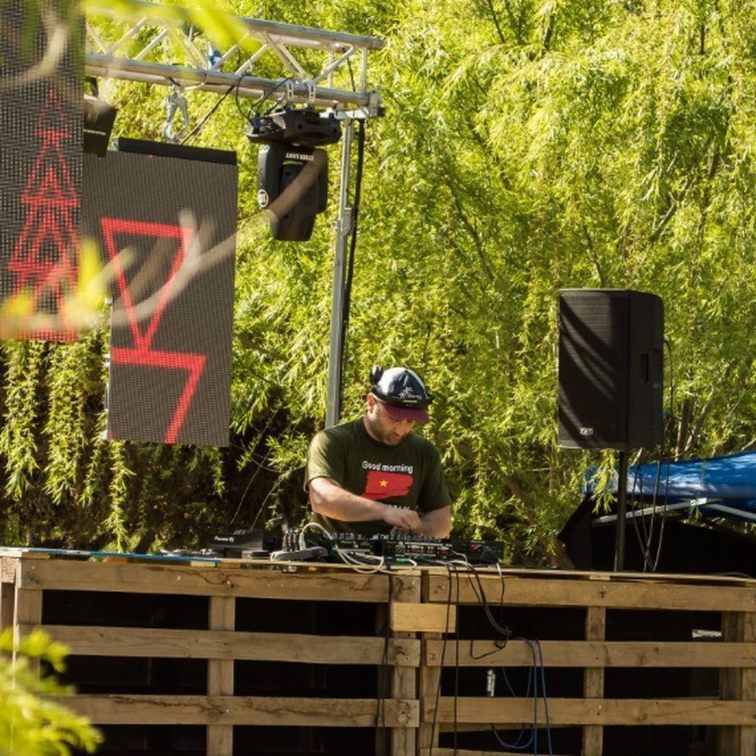 02_dj_dia_bosque