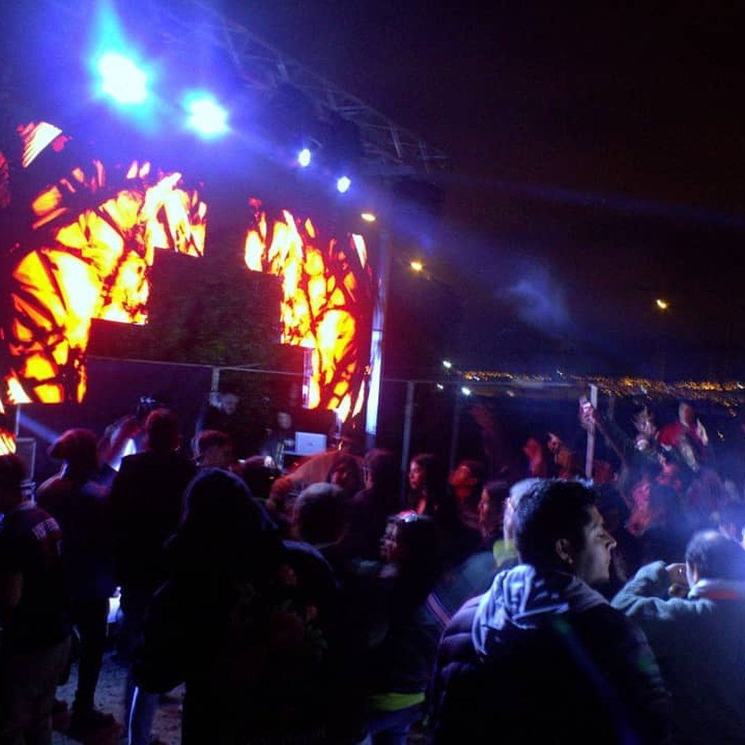 07_escenario_fuego_crowd