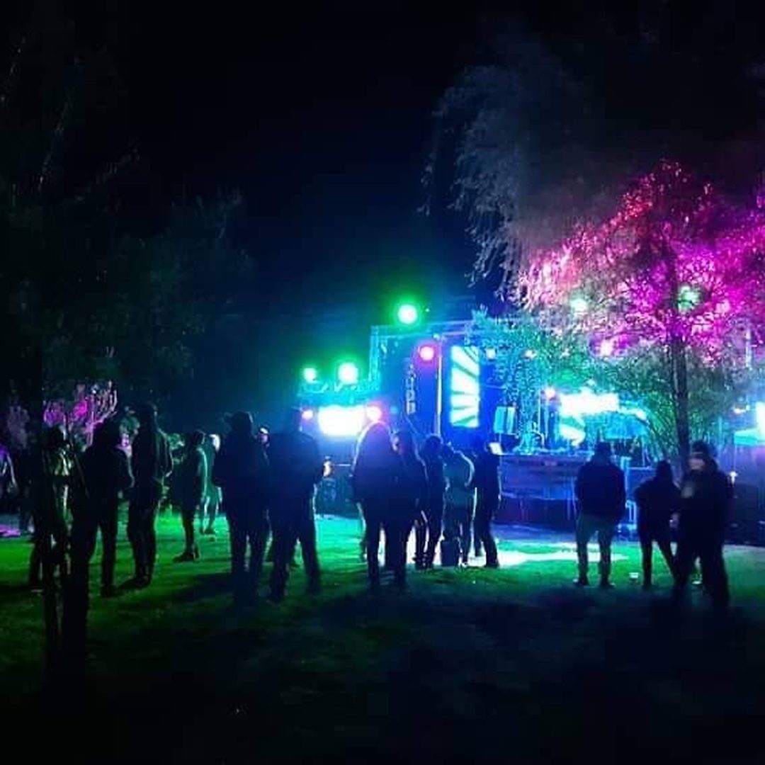 12_crowd_luces_moradas