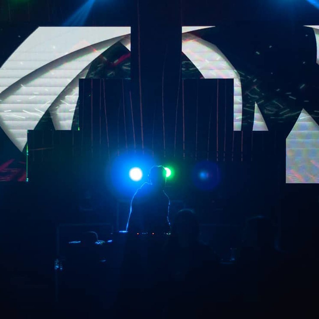 13_dj_silueta_logo